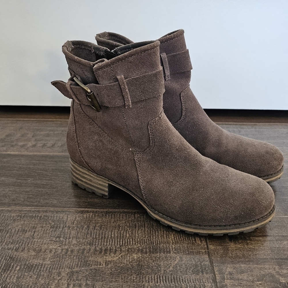 Clarks Women's Merana Amber Suede Boots sz 9